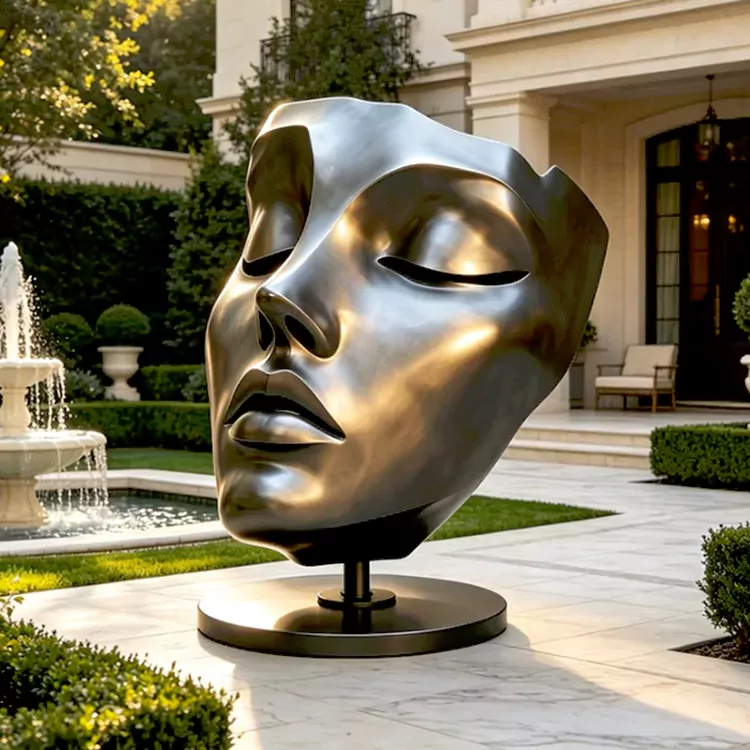 Sculptură modernă mare a feței abstracte